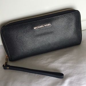 Michael kors wallet (GREAT CONDITION)